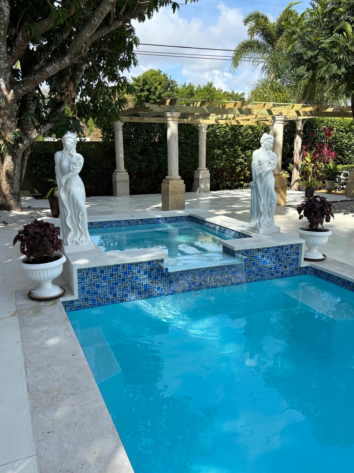 Quatro fiberglass spa